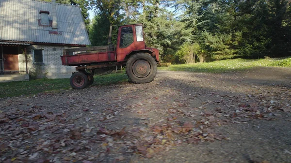 Oude Rode Trekker Buurt Van Boerenhuis Bos — Stockfoto