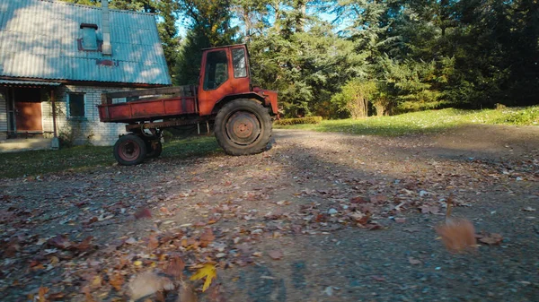 Vecchio Trattore Rosso Vicino Alla Casa Contadina Nella Foresta — Foto Stock