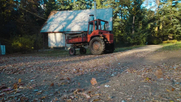 Traktor Merah Tua Dekat Rumah Petani Hutan — Stok Foto