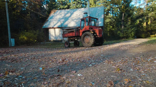 Oude Rode Trekker Buurt Van Boerenhuis Bos — Stockfoto