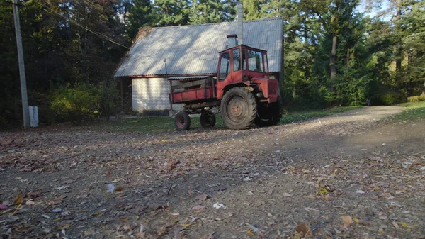 Old Red Tractor Farmer House Forest — Stock Photo, Image