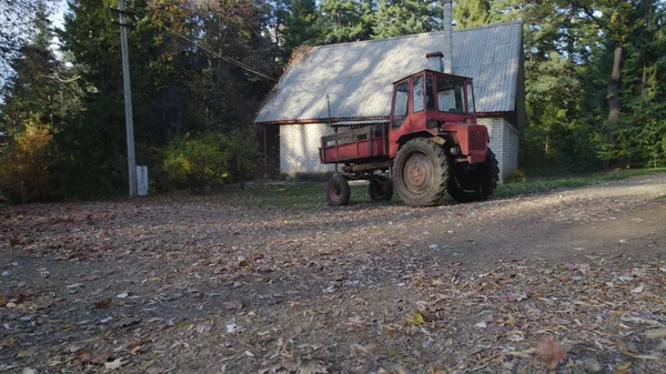 Viejo Tractor Rojo Cerca Casa Granjeros Bosque —  Fotos de Stock