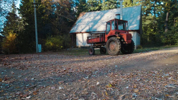 Vieux Tracteur Rouge Près Maison Ferme Forêt — Photo