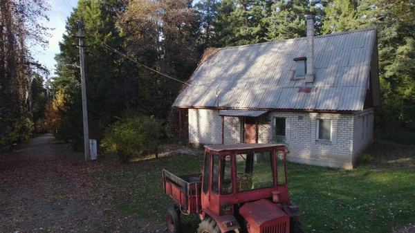 Gammal Röd Traktor Nära Bonde Hus Skogen — Stockfoto