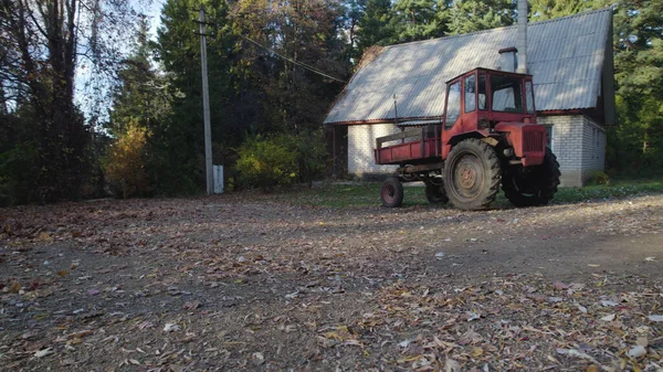 Stary Czerwony Ciągnik Pobliżu Domu Rolnika Lesie — Zdjęcie stockowe