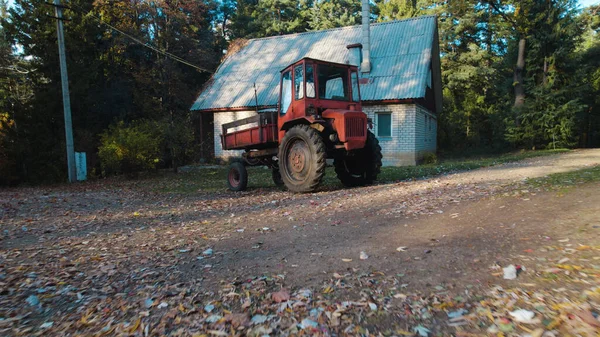 Starý Červený Traktor Blízkosti Statku Lese — Stock fotografie