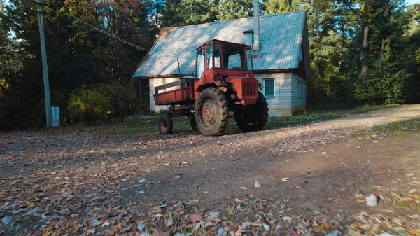 Traktor Merah Tua Dekat Rumah Petani Hutan — Stok Foto