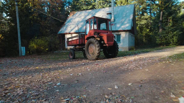 Vieux Tracteur Rouge Près Maison Ferme Forêt — Photo