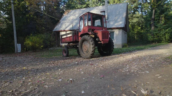 Gammal Röd Traktor Nära Bonde Hus Skogen — Stockfoto