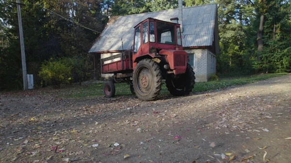 Régi Piros Traktor Közelében Parasztház Erdő — Stock Fotó