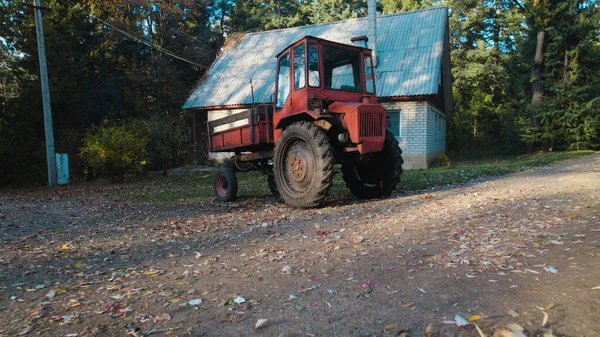 Régi Piros Traktor Közelében Parasztház Erdő — Stock Fotó