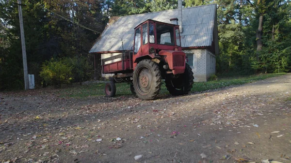 Alter Roter Traktor Der Nähe Eines Bauernhauses Wald — Stockfoto