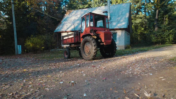 Starý Červený Traktor Blízkosti Statku Lese — Stock fotografie