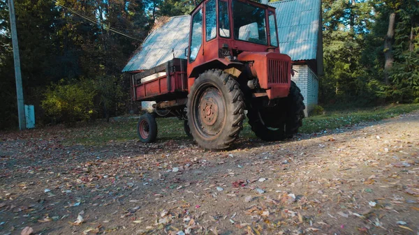 Vecchio Trattore Rosso Vicino Alla Casa Contadina Nella Foresta — Foto Stock