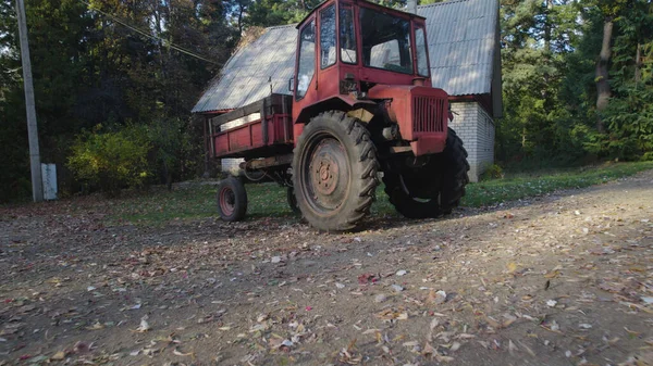 Vecchio Trattore Rosso Vicino Alla Casa Contadina Nella Foresta — Foto Stock