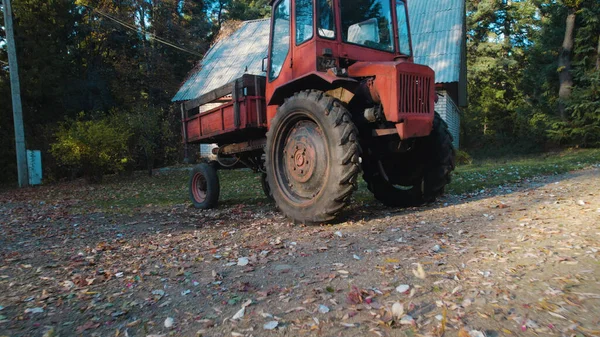 Oude Rode Trekker Buurt Van Boerenhuis Bos — Stockfoto