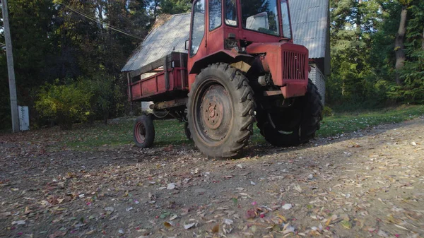 Vecchio Trattore Rosso Vicino Alla Casa Contadina Nella Foresta — Foto Stock