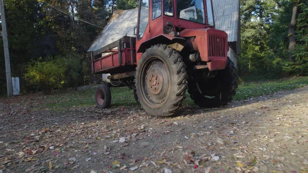 Viejo Tractor Rojo Cerca Casa Granjeros Bosque — Foto de Stock