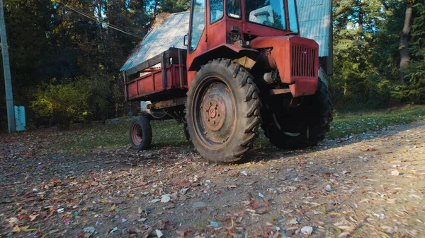 Vecchio Trattore Rosso Vicino Alla Casa Contadina Nella Foresta — Foto Stock