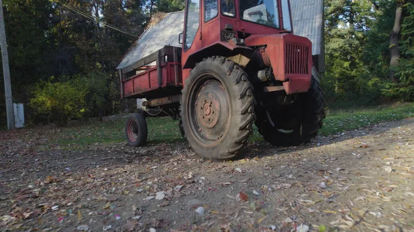 Vieux Tracteur Rouge Près Maison Ferme Forêt — Photo