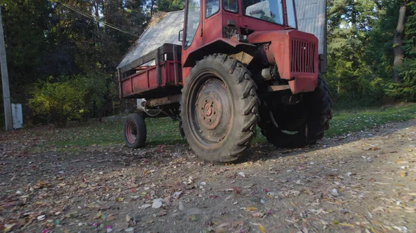 Régi Piros Traktor Közelében Parasztház Erdő — Stock Fotó