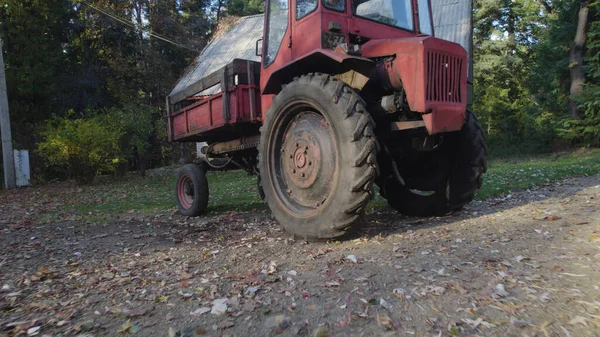 Vecchio Trattore Rosso Vicino Alla Casa Contadina Nella Foresta — Foto Stock