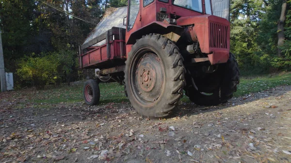 Oude Rode Trekker Buurt Van Boerenhuis Bos — Stockfoto