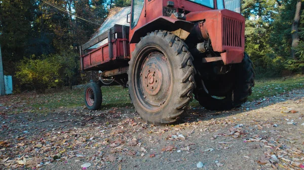 Vecchio Trattore Rosso Vicino Alla Casa Contadina Nella Foresta — Foto Stock