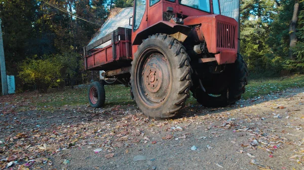 Vecchio Trattore Rosso Vicino Alla Casa Contadina Nella Foresta — Foto Stock