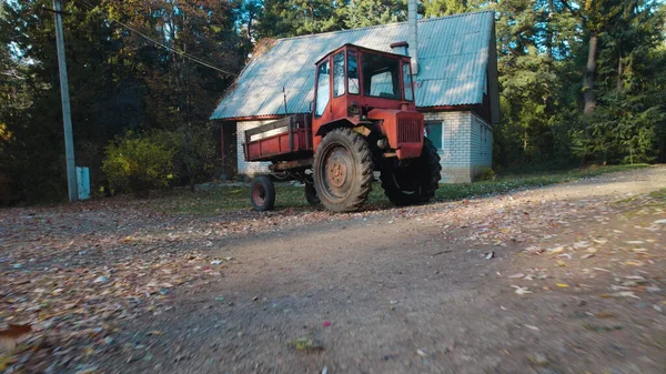Παλιό Κόκκινο Τρακτέρ Κοντά Αγροικία Στο Δάσος — Φωτογραφία Αρχείου