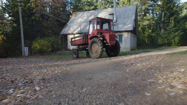 Viejo Tractor Rojo Cerca Casa Granjeros Bosque — Foto de Stock