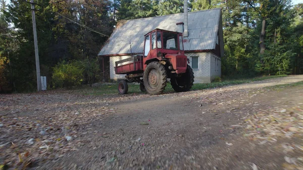 Vieux Tracteur Rouge Près Maison Ferme Forêt — Photo