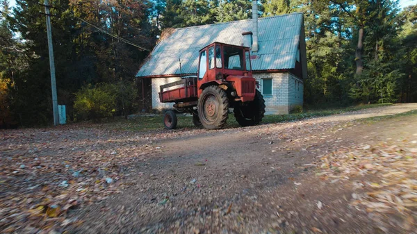 Starý Červený Traktor Blízkosti Statku Lese — Stock fotografie