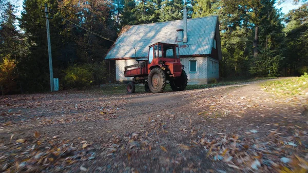 Старый Красный Трактор Рядом Фермерским Домом Лесу — стоковое фото