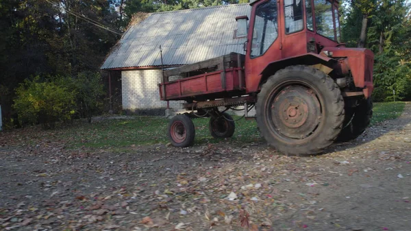 Gammal Röd Traktor Nära Bonde Hus Skogen — Stockfoto