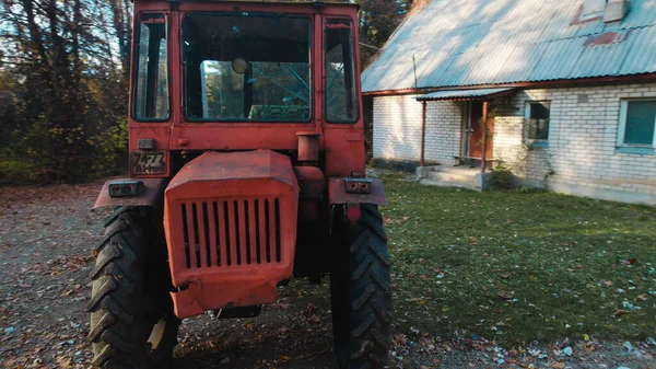 森の農家の近くの古い赤いトラクター — ストック写真