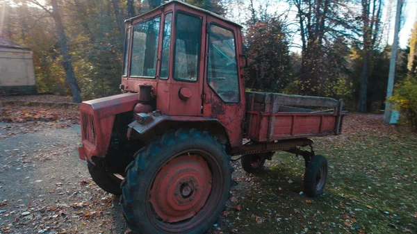 Gammal Röd Traktor Nära Bonde Hus Skogen — Stockfoto