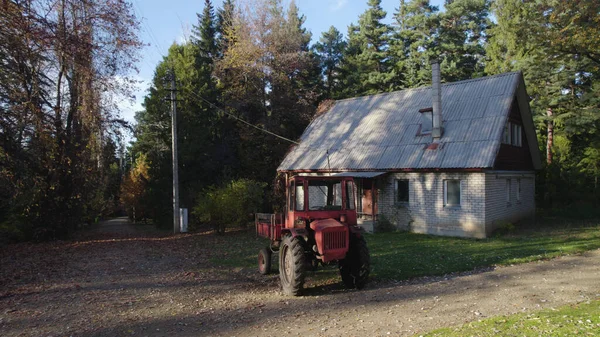 Gammal Röd Traktor Nära Bonde Hus Skogen — Stockfoto