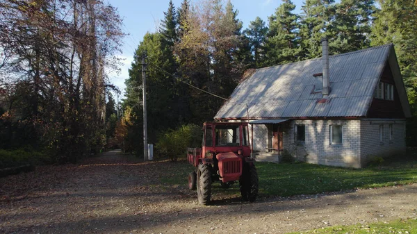 Starý Červený Traktor Blízkosti Statku Lese — Stock fotografie