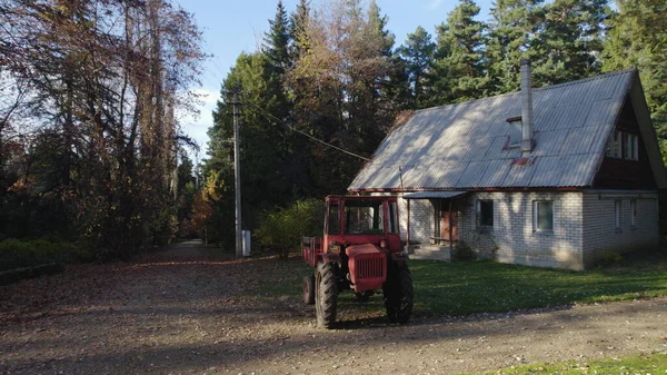 Viejo Tractor Rojo Cerca Casa Granjeros Bosque — Foto de Stock