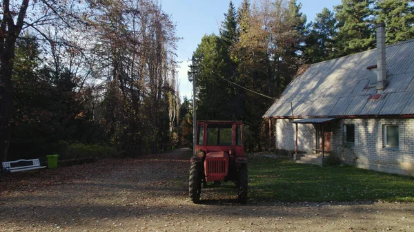 Gammal Röd Traktor Nära Bonde Hus Skogen — Stockfoto