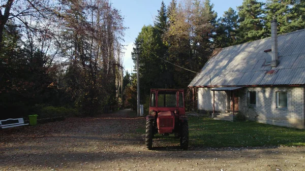 Gammal Röd Traktor Nära Bonde Hus Skogen — Stockfoto