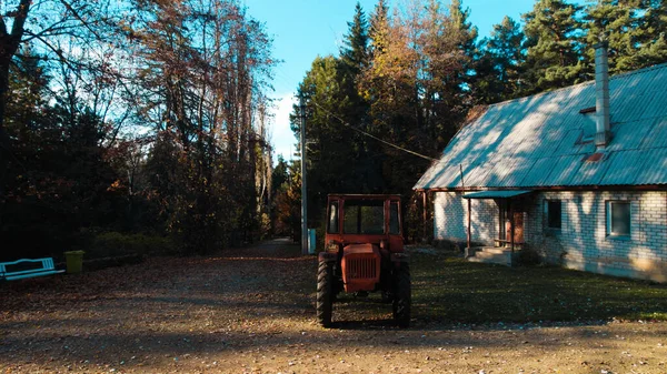 Старий Червоний Трактор Біля Фермера Лісі — стокове фото