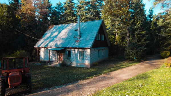 Gammal Röd Traktor Nära Bonde Hus Skogen — Stockfoto