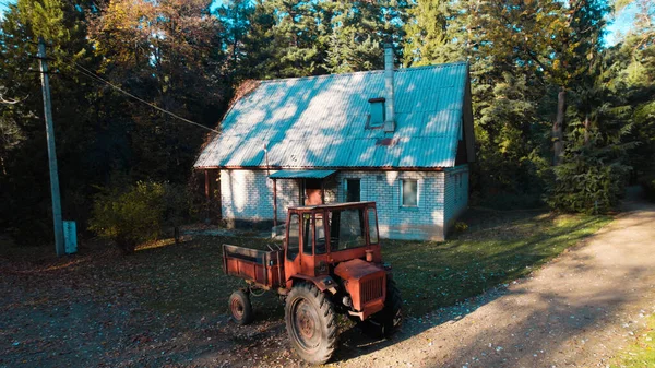 Vecchio Trattore Rosso Vicino Alla Casa Contadina Nella Foresta — Foto Stock