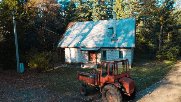 Starý Červený Traktor Blízkosti Statku Lese — Stock fotografie