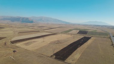 Alanlarda elektrik kuleleri