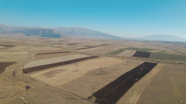 Alanlarda elektrik kuleleri