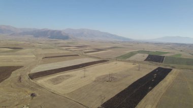 Alanlarda elektrik kuleleri