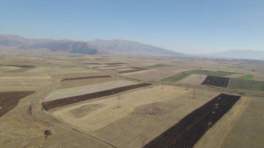 Alanlarda elektrik kuleleri